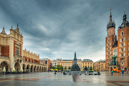 simsearch:400-06138816,k - Beautiful postcard view of Krakow's main square in rainy weather Photographie de stock - Aubaine LD & Abonnement, Code: 400-09275044