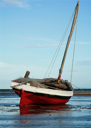 simsearch:6118-08910527,k - Red and White Sailing boat stranded at low tide in ocean at Vilanculos, Mozambique Photographie de stock - Aubaine LD & Abonnement, Code: 400-03914803