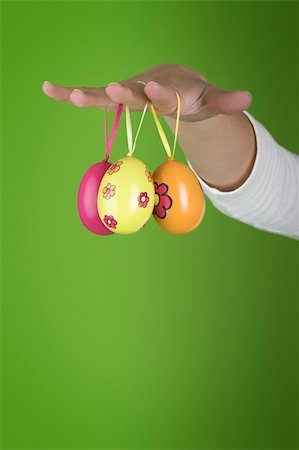 simsearch:400-07424187,k - Female hand with easter eggs on a green background Photographie de stock - Aubaine LD & Abonnement, Code: 400-03915339