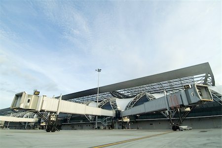 Split Jetway Bridges at Suvarnabhumi International Airport shot from the ground with large sky area Foto de stock - Super Valor sin royalties y Suscripción, Código: 400-03915948