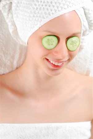 simsearch:400-06137898,k - Woman laying on towel with cucumbers on her eyes Foto de stock - Super Valor sin royalties y Suscripción, Código: 400-03915963
