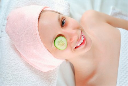 simsearch:400-06137898,k - Woman laying on towel with cucumbers on her eyes Foto de stock - Super Valor sin royalties y Suscripción, Código: 400-03916524