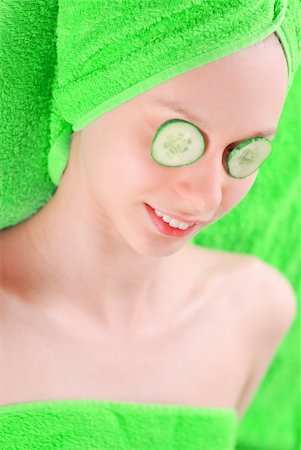 simsearch:400-06137898,k - Woman laying on towel with cucumbers on her eyes Foto de stock - Super Valor sin royalties y Suscripción, Código: 400-03916525