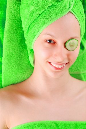 simsearch:400-06137898,k - Woman laying on towel with cucumbers on her eyes Foto de stock - Super Valor sin royalties y Suscripción, Código: 400-03916526