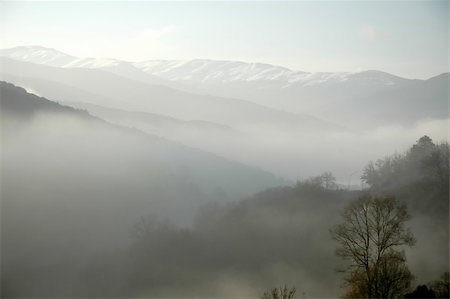 simsearch:841-07201608,k - Fog in a landscape of mountains during the winter Photographie de stock - Aubaine LD & Abonnement, Code: 400-03910911