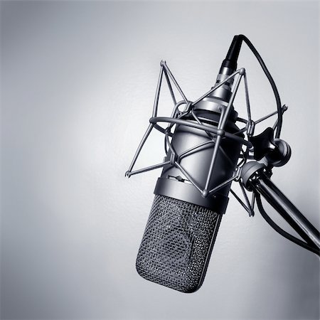 simsearch:400-06954069,k - Black and white image of a studio microphone. Photographie de stock - Aubaine LD & Abonnement, Code: 400-03911234