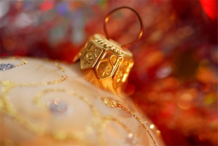 simsearch:614-02241057,k - Closeup of golden christmas tree glass ball Stock Photo - Budget Royalty-Free & Subscription, Code: 400-03912572