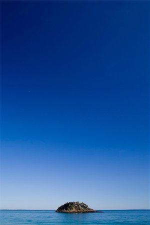 simsearch:614-05955565,k - A small lonely island and a big blue sky Photographie de stock - Aubaine LD & Abonnement, Code: 400-03912971