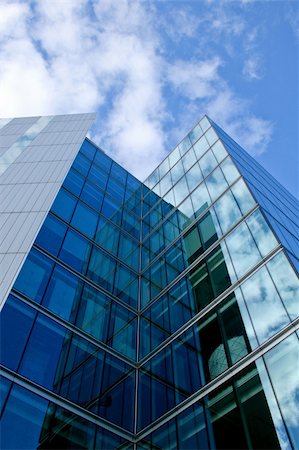 simsearch:614-06624685,k - Glass facade of business skyscraper with reflections Fotografie stock - Microstock e Abbonamento, Codice: 400-03913979