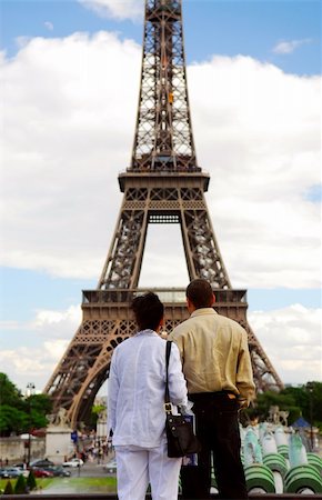 simsearch:400-04974897,k - Tourist couple enjoying the view of Eiffel tower in Paris, France. Stock Photo - Budget Royalty-Free & Subscription, Code: 400-03929382