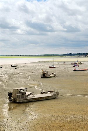 simsearch:400-05676936,k - Fishing boats on the ocean floor at low tide in Cancale (Brittany, France) Stock Photo - Budget Royalty-Free & Subscription, Code: 400-03935553