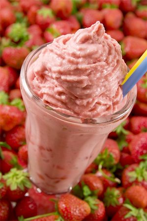 simsearch:824-07586355,k - A glass of strawberry smoothie Stock Photo - Budget Royalty-Free & Subscription, Code: 400-03937459