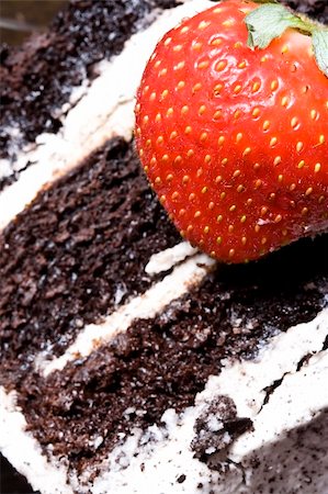 simsearch:614-06116210,k - can you resist and only eat the strawberry? Or are you weak and eat the chocolate cake? Foto de stock - Super Valor sin royalties y Suscripción, Código: 400-03938260