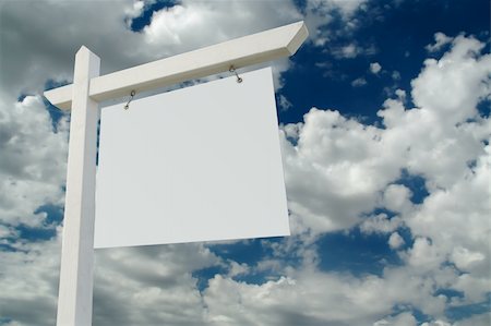 sold sign - Blank Real Estate Sign on Clouds & Sky Background - Ready for your own message. Photographie de stock - Aubaine LD & Abonnement, Code: 400-03939478