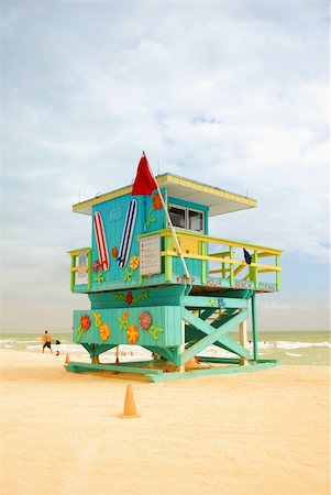 simsearch:625-00903103,k - Brightly colored green lifeguard station on Miami Beach Stock Photo - Budget Royalty-Free & Subscription, Code: 400-03939648