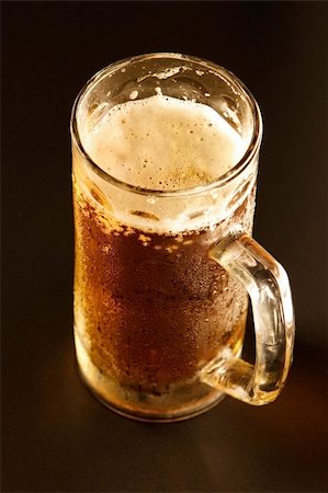 simsearch:400-04083275,k - Mug with cold beer on a black background Stock Photo - Budget Royalty-Free & Subscription, Code: 400-03930838