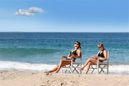 simsearch:400-03950469,k - 2 women reading on the beach Stock Photo - Budget Royalty-Free & Subscription, Code: 400-03944990