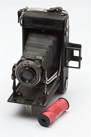 simsearch:400-03909049,k - Old photo camera over white Photographie de stock - Aubaine LD & Abonnement, Code: 400-03945078