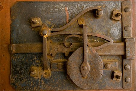simsearch:400-06560568,k - Ancient door lock mechanism close up Photographie de stock - Aubaine LD & Abonnement, Code: 400-03945843