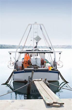 Fishing boat at the docks on a calm sunny day Foto de stock - Super Valor sin royalties y Suscripción, Código: 400-03945952