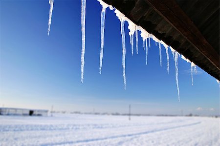simsearch:6102-06337107,k - Icicles hanging fom roof in winter Photographie de stock - Aubaine LD & Abonnement, Code: 400-03945984