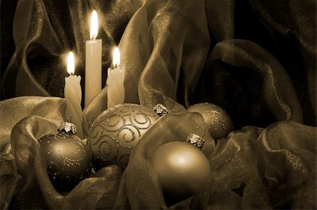 simsearch:400-03928869,k - Christmas Candles & Baubles on a gold background. Foto de stock - Super Valor sin royalties y Suscripción, Código: 400-03946650