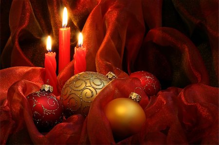 simsearch:400-03928869,k - Christmas Candles & Baubles on a red background / horizontal Foto de stock - Super Valor sin royalties y Suscripción, Código: 400-03946827
