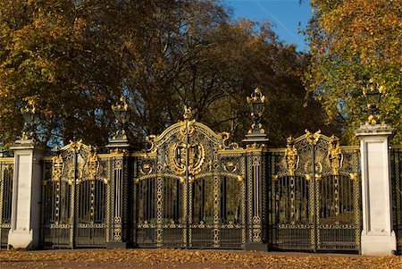 soldier with family - buckingham palace home of uk royal family Stock Photo - Budget Royalty-Free & Subscription, Code: 400-03946835