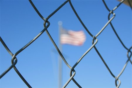 American flag behind a chain link fence. Photographie de stock - Aubaine LD & Abonnement, Code: 400-03948166