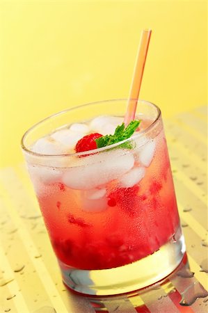 simsearch:400-03965729,k - Raspberry Rickey in a highball glass Stock Photo - Budget Royalty-Free & Subscription, Code: 400-03948275