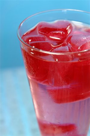simsearch:400-03965729,k - Cranberry Juice with heart ice cubes Stock Photo - Budget Royalty-Free & Subscription, Code: 400-03948307