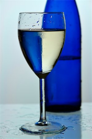 simsearch:846-05646372,k - glass of wine with bottle in the background Photographie de stock - Aubaine LD & Abonnement, Code: 400-03948423