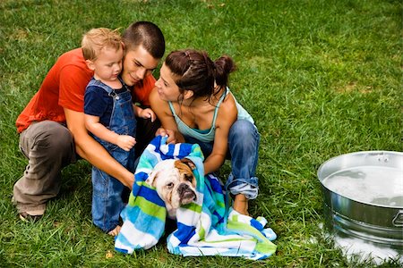dad bath boy - Caucasian family with toddler son drying English Bulldog with towel after a bath outdoors. Foto de stock - Super Valor sin royalties y Suscripción, Código: 400-03941040