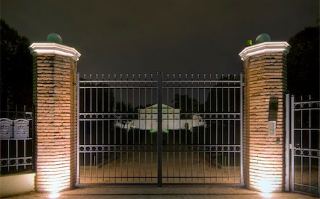 Luxury palace's gate   photographed at night Foto de stock - Super Valor sin royalties y Suscripción, Código: 400-03942816