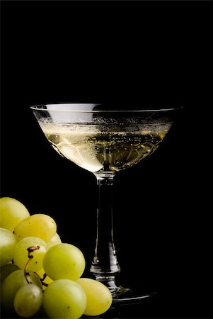 simsearch:400-07166551,k - White grape and a glass of champagne over a black background Stock Photo - Budget Royalty-Free & Subscription, Code: 400-03942828