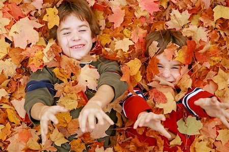 simsearch:649-05657687,k - Boys Playing Throwing the Fall Leaves Up in the Air Photographie de stock - Aubaine LD & Abonnement, Code: 400-03943073