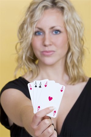 face card - A beautiful young blond woman smiling with a hand of four aces, the focus here is on the cards. Photographie de stock - Aubaine LD & Abonnement, Code: 400-03943431