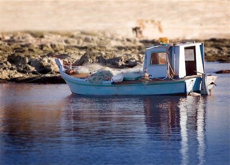 Small old wooden fishing boat near the coast Foto de stock - Super Valor sin royalties y Suscripción, Código: 400-03956565