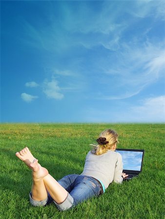 A girl using a laptop in a field. Photographie de stock - Aubaine LD & Abonnement, Code: 400-03957711