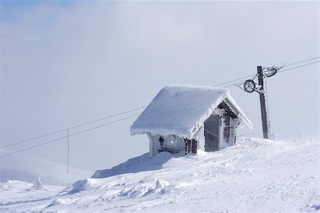 simsearch:6102-06337107,k - ice covered snow shelter on mountain top Photographie de stock - Aubaine LD & Abonnement, Code: 400-03958011