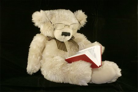 simsearch:400-04311432,k - teddy bear reading his book Stock Photo - Budget Royalty-Free & Subscription, Code: 400-03951595