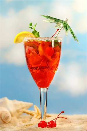 simsearch:400-03965729,k - Cool summer drink at the beach Stock Photo - Budget Royalty-Free & Subscription, Code: 400-03965733