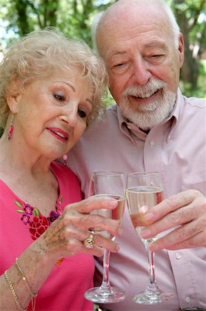 A beautiful senior couple toasting their years together with champagne. Photographie de stock - Aubaine LD & Abonnement, Code: 400-03969322