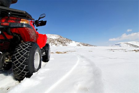 red quad bike in snow mountain scenery Photographie de stock - Aubaine LD & Abonnement, Code: 400-03976985