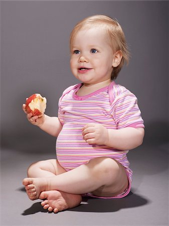 simsearch:600-03284222,k - Baby Girl Eating an Apple Foto de stock - Sin royalties Premium, Código: 600-04424903