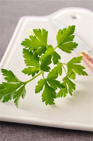 parsley - Herbs on Cutting Board Stock Photo - Premium Royalty-Free, Code: 600-04625261