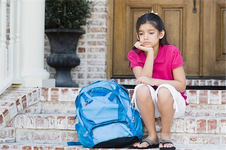 Fille avec le sac à dos, assis sur les marches Photographie de stock - Premium Libres de Droits, Code: 600-04625349