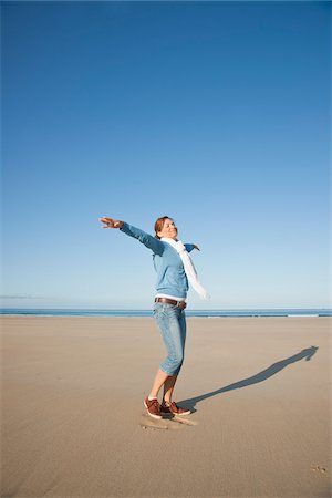 freedom (feeling) - Woman On Beach, Camaret-sur-Mer, Finistere, Bretagne, France Stock Photo - Premium Royalty-Free, Code: 600-05389126