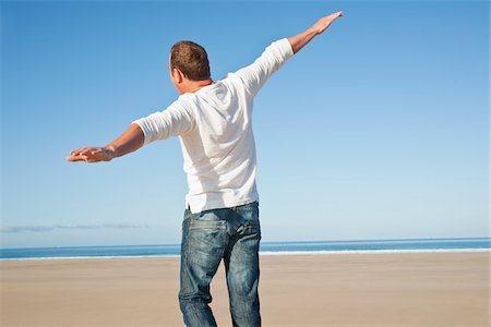 extend - Homme sur la plage, Camaret-sur-Mer, Finistere, Bretagne, France Photographie de stock - Premium Libres de Droits, Code: 600-05389131