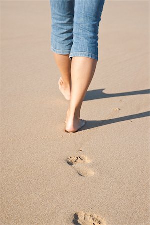 Woman On Beach, Camaret-sur-Mer, Finistere, Bretagne, France Foto de stock - Sin royalties Premium, Código: 600-05389140